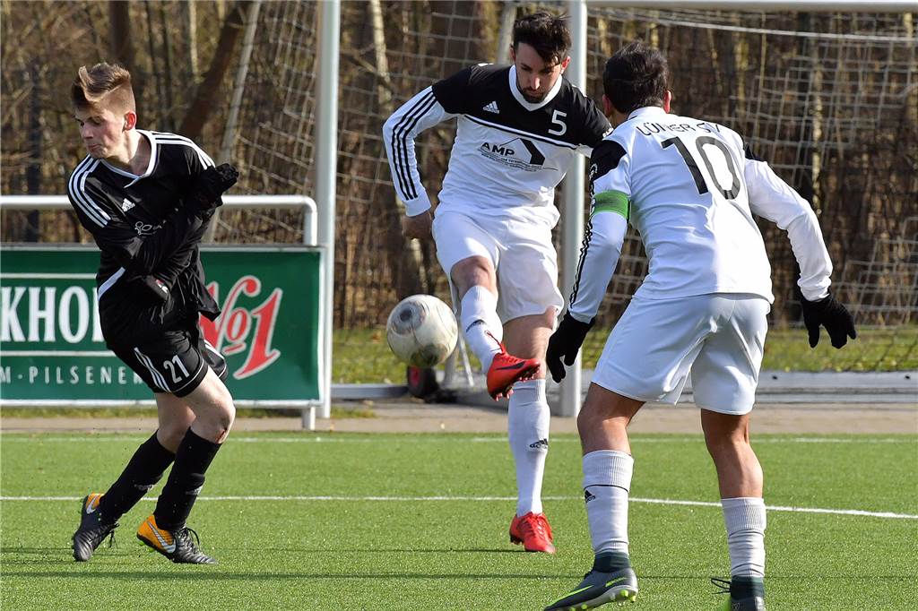 Ex-Lüner mischen Liga auf, in der besonders viele Spiele wegen des Coronavirus ausfallen Sabin Basic (M.) spielte einst für den Lüner SV.