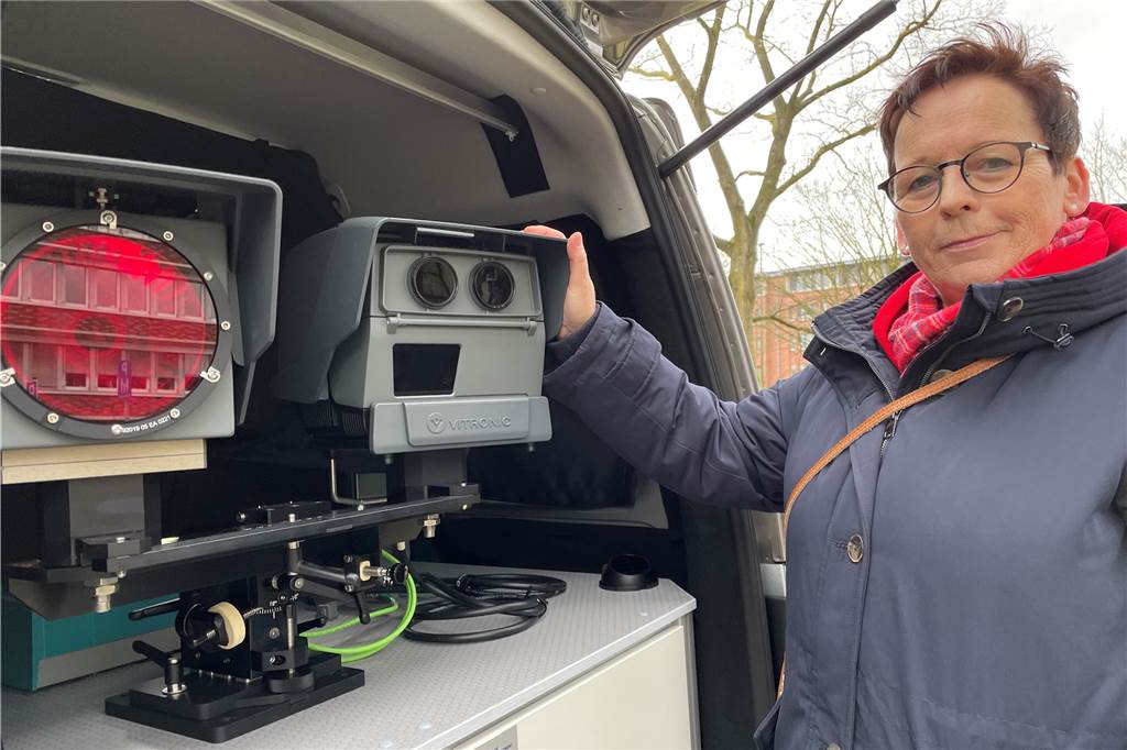 Der neue „Super-Blitzer“ auf Dorstens Straßen hat es in sich (mit Video) Sabina Radau ist eine von acht Mitarbeiterinnen und Mitarbeitern im Ordnungsamt, die den neuen Messwagen bedienen werden.