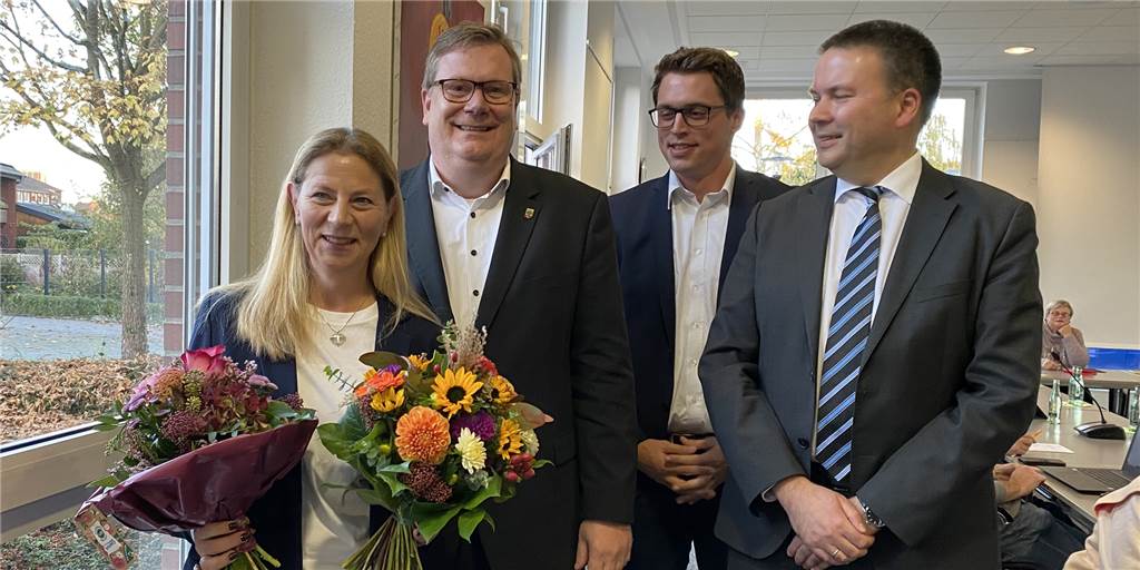 Panske-Nachfolge, Photovoltaik, Bausperre: Diese Entscheidungen hat der Rat gefällt Männer überreichen einer Frau Blumen