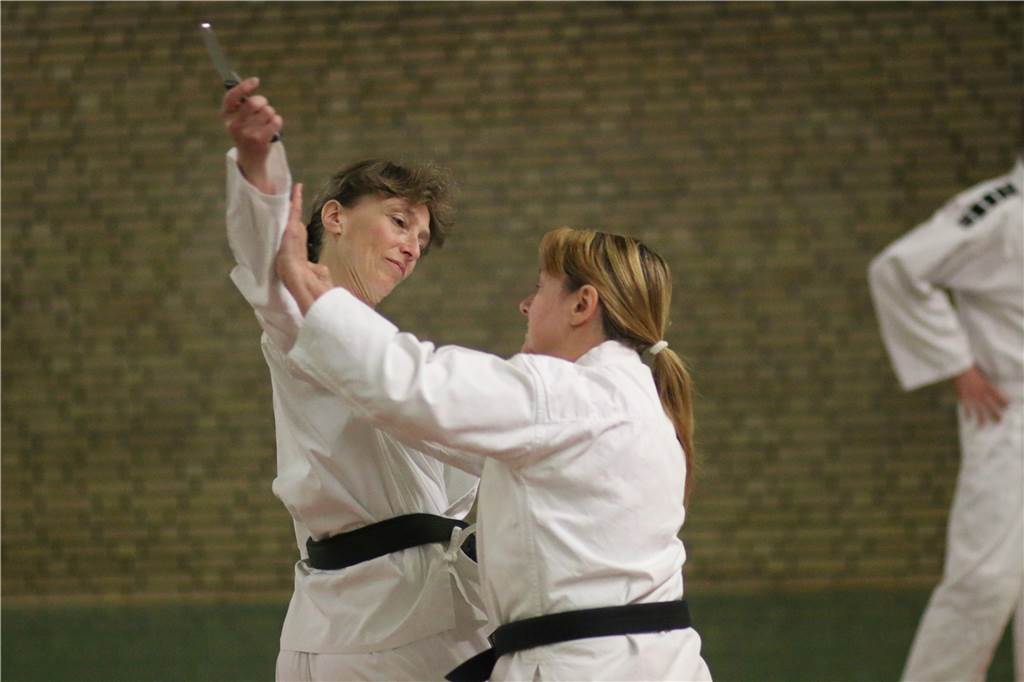 Ju-Jutsukas vom Bushido-Club verteidigen sich gegen Messer, Stöcke und Pistolen Sabine Bartelt greift mit einem Messer in der Hand an. Christiane Zingler wehrt ab.