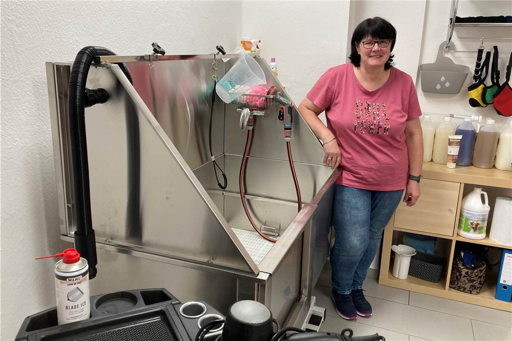 In „Muckels Laden“ in Dorsten-Hervest gibt‘s Futter und Frisuren für Hunde Sabine Böck im Hunde-Schönheitssalon "Überfellig"