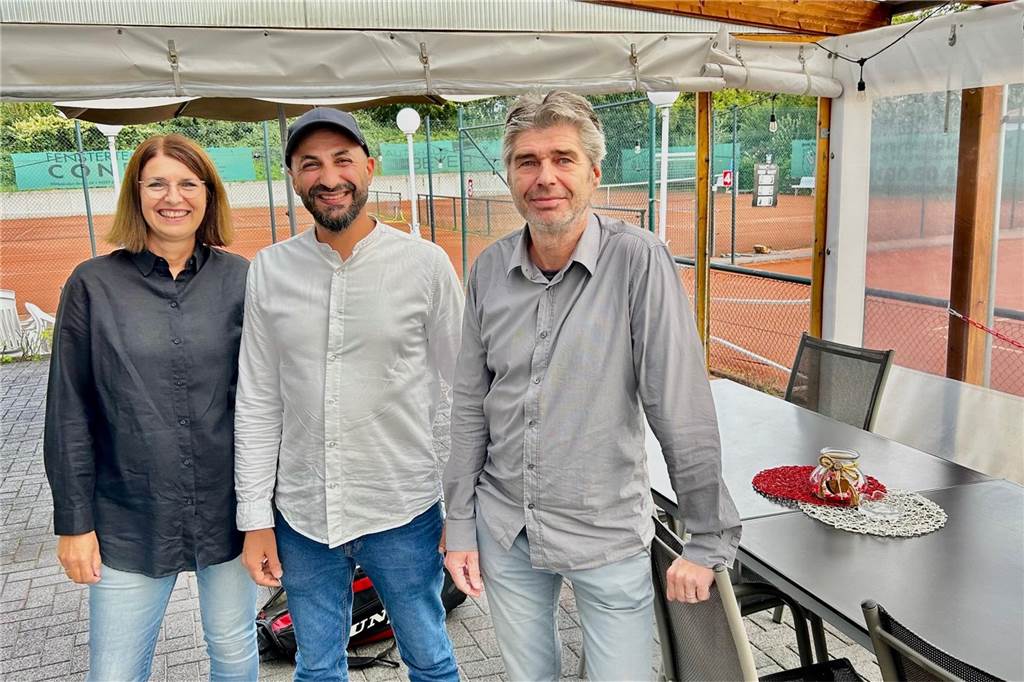 Neue Pizzeria: „La Piazza“ vereint Club-Gastronomie mit Lieferservice Sabine Busch (Pressesprecherin TC Rot-Weiß), Jamal Agriffou und Harald Grundmann auf der Terrasse der Pizzeria "La Piazza" mit tollem Blick auf die Außenplätze.