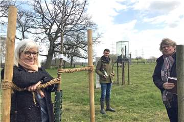 Sabine Fischer (Leiterin Stadtagentur) und Tobias Dalhaus (Hofbesitzer) im Ruhr-Kultur-Garten am Hof Dalhaus in Altendorf-Ulfkotte.