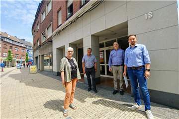 Sabine Fischer (Stadtagentur), Holger Lohse (Stadtbaurat), Adnan Curt (Blumen Risse) und Citymanager Christoph Krafczyk (v.l.) vor dem leeren Ladenlokal in der Lippestraße, für das nun ein neuer Mieter gefunden wurde, der aber noch geheim gehalten wird.