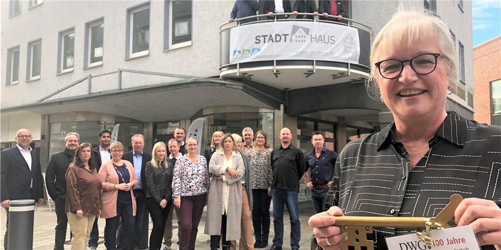Sabine Fischer und die Stadtinfo sind ins Stadthaus umgezogen Sabine Fischer-Strebinger erhielt am Freitag den goldenen Schlüssel zum Stadthaus. Hier ist ab jetzt nicht nur die Stadtinfo untergebracht.