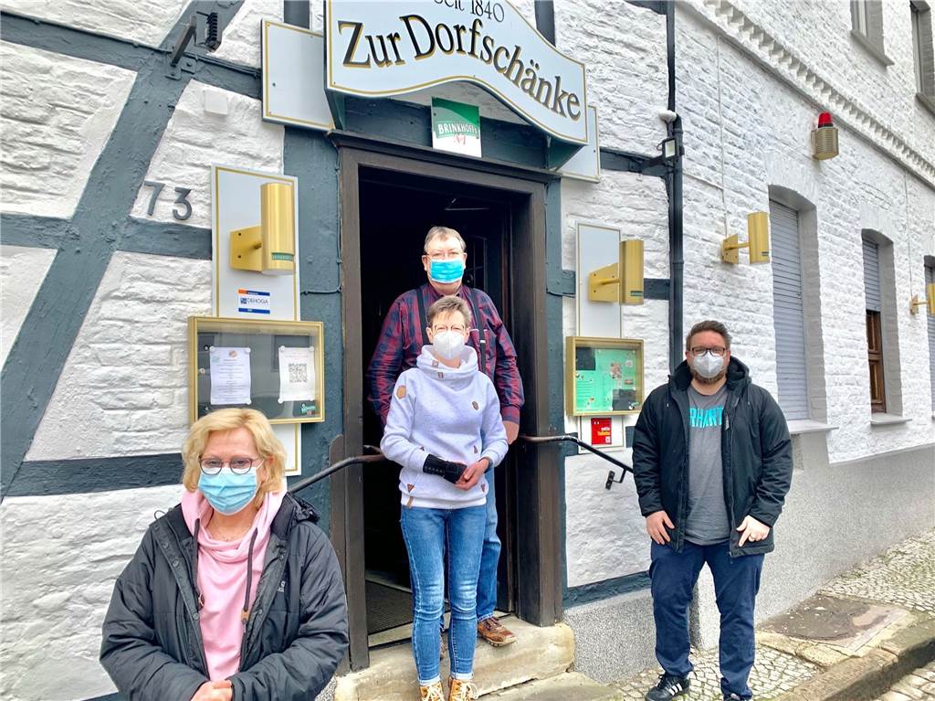 Vereinswirt bekommt dicken Umschlag überreicht: Der Inhalt überrascht Sabine Funke-Kaiser (links) und Philip Oesterheld (rechts, beide TuS Westfalia Sölde) bedankten sich auf besonderer Art und Weise beim Wirte-Ehepaar.