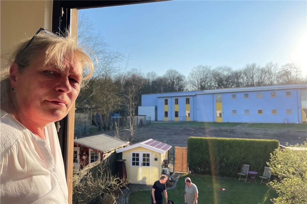Kampf gegen Schul-Anbau in Dortmund geht weiter: „Immer noch total wütend“ Sabine Gora blickt auf die Hansa-Grundschule in Huckarde.
