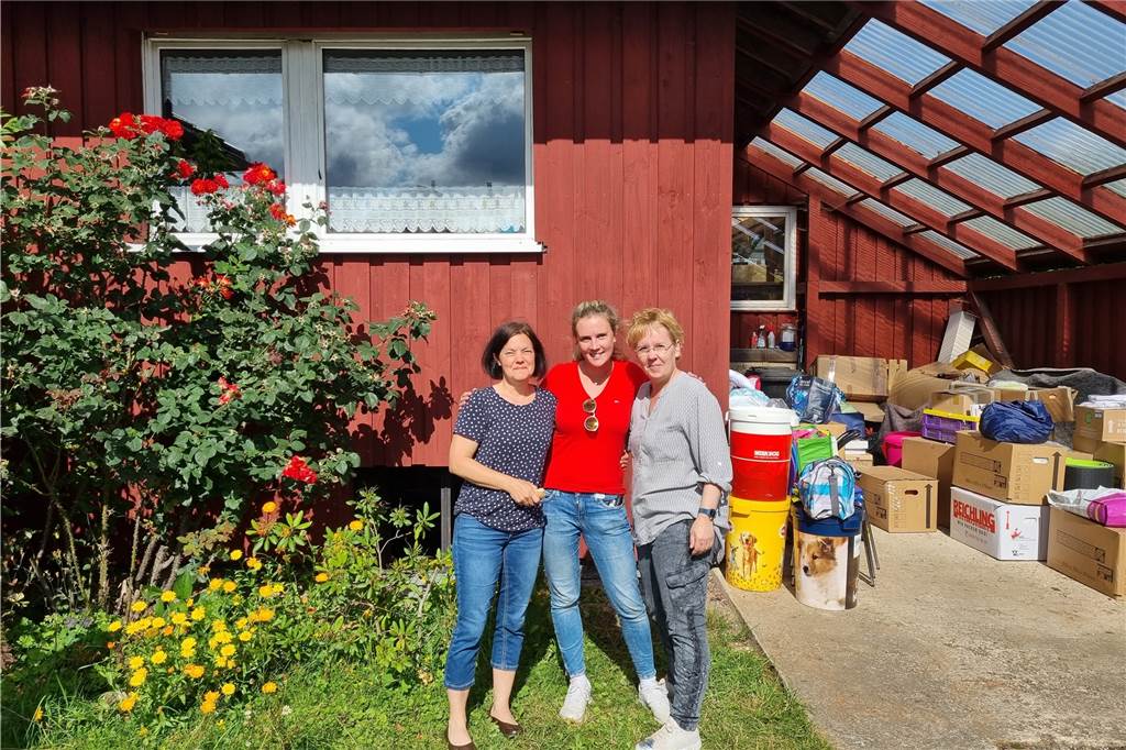 „Einfach grauenvoll“: Bei Spenden-Übergabe erleben Werner Ausmaß der Katastrophe Sabine Gruhn (l.) wollte in wenigen Tagen ihre Praxis in Schleiden-Gemünd eröffnen. Dann zerstörte das Unwetter alles. Entsprechend gerührt reagierte sie auf die Sach- und Geldspenden ihrer Kolleginnen Ann-Cathrin Loeks (M.) und Kerstin Mohnberg.