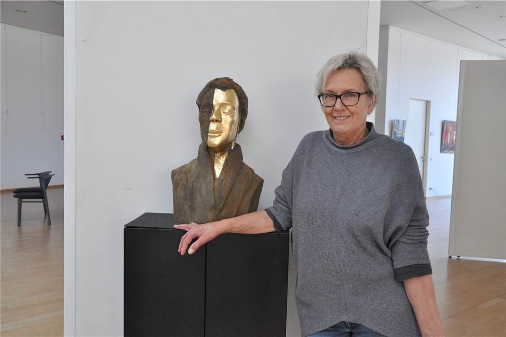 Neue Ausstellung: Wie Lüner Künstler sich einem schwierigen Thema annähern Sabine Klemp mit einer ihrer Objekte in der Stadtgalerie im Hansesaal.