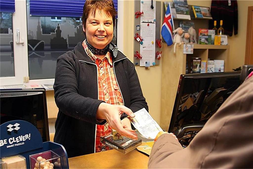 Corona-Lockdown verlängert: Dortmunds Händler hoffen auf den Februar Sabine Kurmann von der Buchhandlung "Seitenreich" in Huckarde hat Angst vor einem zweiten Lockdown.