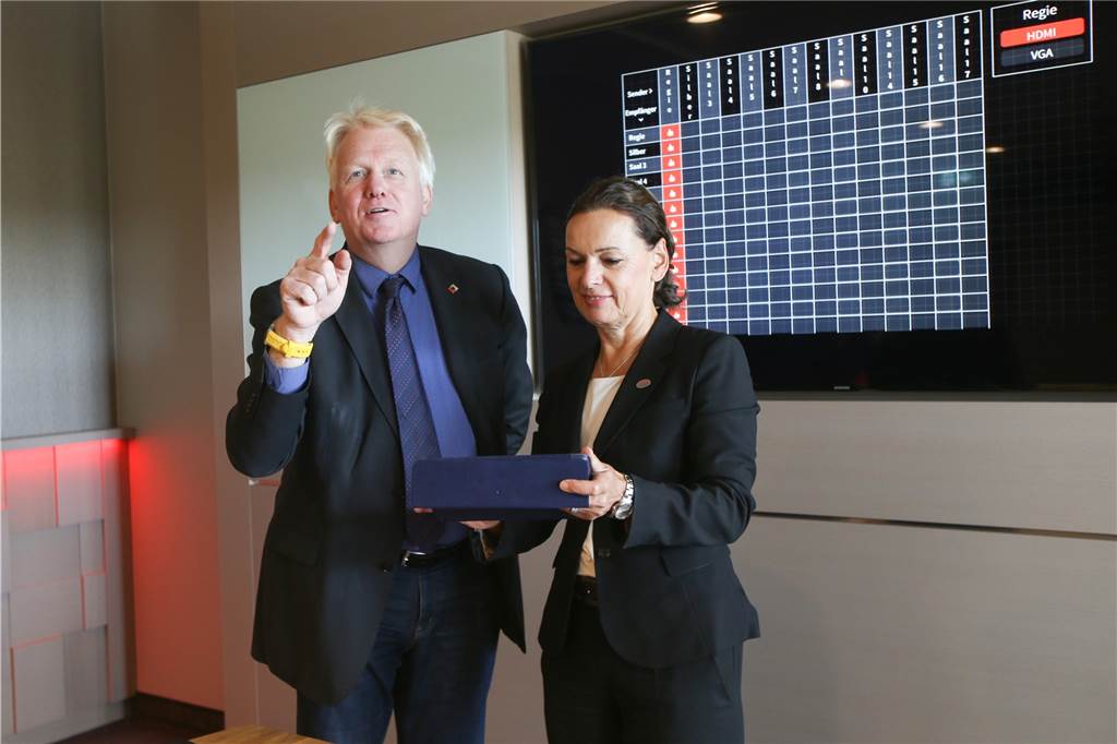 Das sind die 10 Top-Verdiener auf den Chefsesseln der städtischen Unternehmen Sabine Loos, Hauptgeschäftsführerin der Westfalenhallen Unternehmensgruppe GmbH, mit Oberbürgermeister Ullrich Sierau. Sie hat die Bilanzsumme in den letzten Jahren deutlich gesteigert.