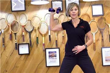 Sabine Manns Auffenberg präsentiert ein wirkungsvolles Workout mit, dass daheim mit wenig Aufwand möglich ist.