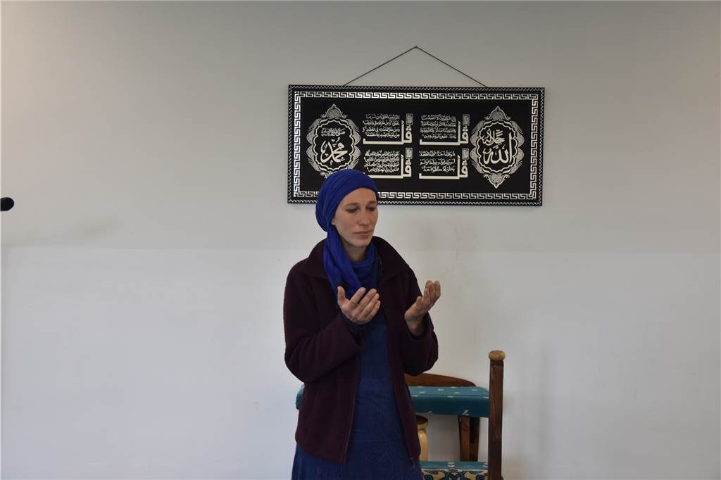 Wie aus einer Christin eine Muslima wurde Sabine Müller (Name geändert) ist in der Moschee und liest in Gedanken ein Bittgebet. Muslime brauchen keinen Mittler, um mit Gott ein Zwiegespräch zu führen.
