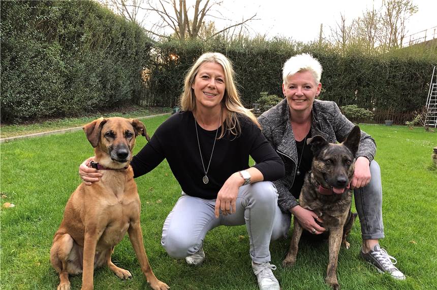 Diese Hunde sind beste Freunde – und ihre Frauchen auch Sabine Plätz mit Fabi und Kerstin Meyer mit Oli (r.): Nicht nur die Hunde, auch ihre Frauchen sind ein Herz und eine Seele.
