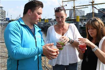 Sabine Rasch (l) und Claudia Dreyer probieren einen Cocktail, der vom Startup „Cocktailooo“ und seinem Mitbegründer Cesur Yeni per Fahrradkurier geliefert wurde. Foto: Carmen Jaspersen
