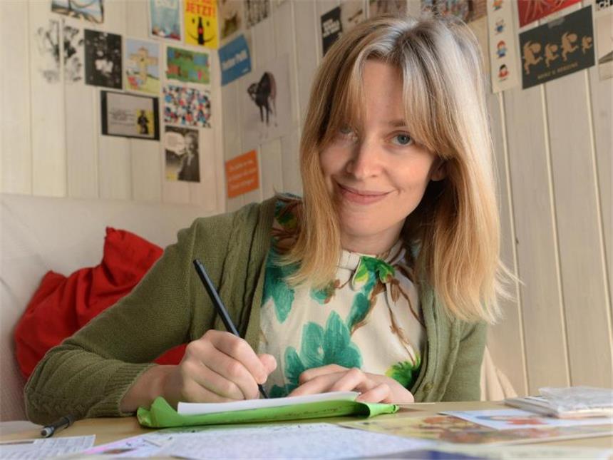 Die Postkartenschreiberin Sabine Rieker ist Postkartenschreiberin. Was andere im Urlaub tun, macht sie hauptberuflich. Foto: Franziska Kraufmann
