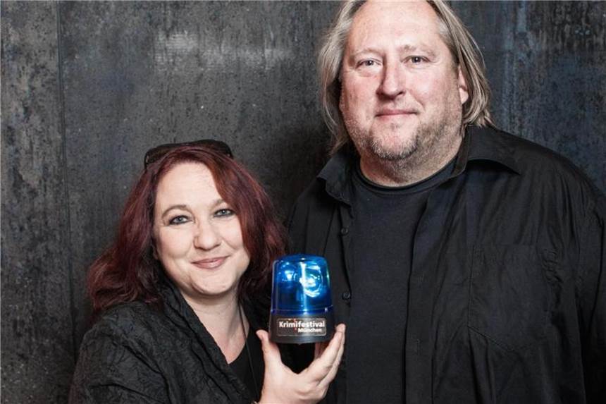 „Je brutaler, desto beliebter“ - Krimifestival startet Sabine Thomas (mit Blaulicht) und Andreas Hoh organisieren das Münchner Krimifestival. Foto: Pavel Broz/Krimifestival München