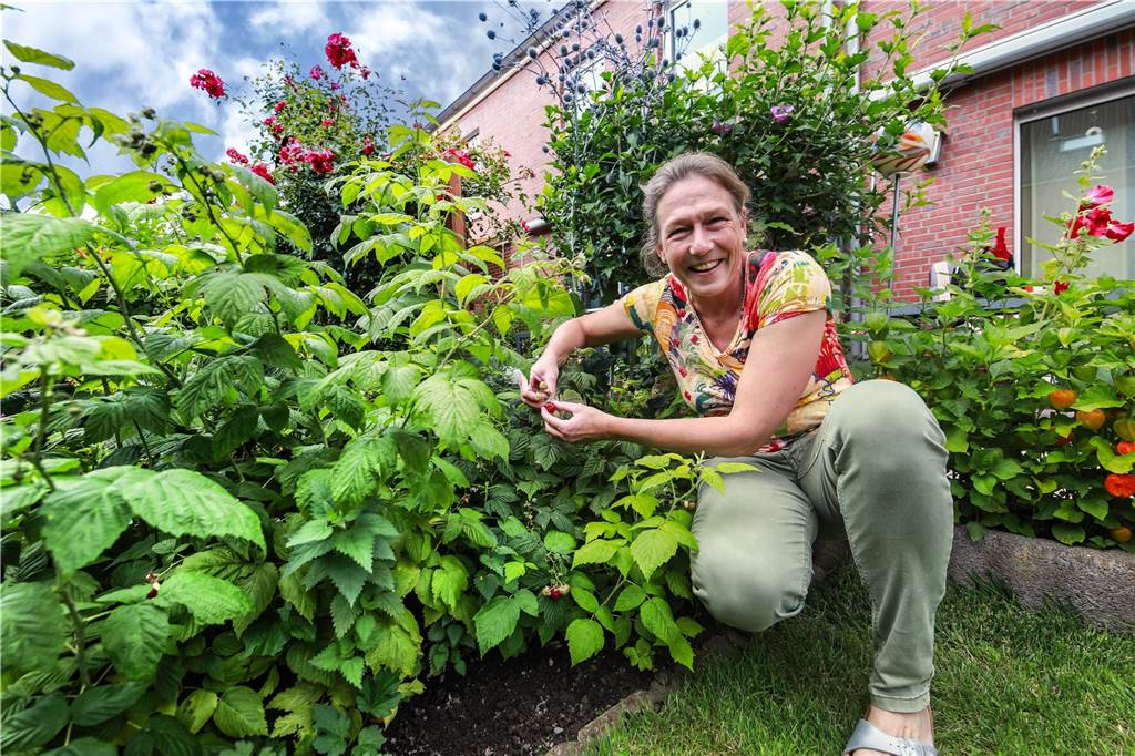 Sabine Wessollek freut sich über Früchte.