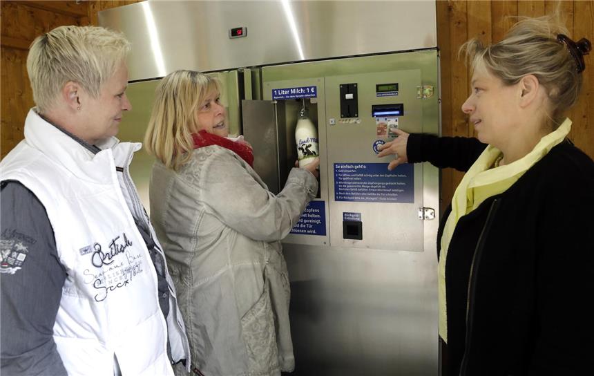 Halterns erste Milchtankstelle hat geöffnet Sabine Zimmer, Karin Kropf und Elisabeth Schulte-Althoff (v,l.) zapfen einen Liter frische Miklch.