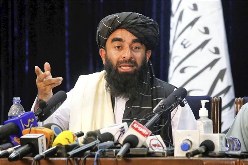 Taliban geben Übergangskabinett in Afghanistan bekannt Sabiullah Mudschahid, Sprecher der Taliban, während einer Pressekonferenz in Kabul.