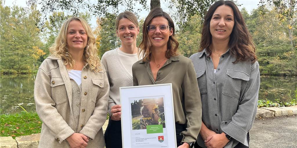 Schermbecker Verein gewinnt Klimaschutzpreis – und damit 1.000 Euro Sabrina Greiwe hält die Urkunde für den Klimaschutzpreis in ihren Händen. Auch ihre Vorstandskolleginnen Christina Ufermann, Katharina Wachtmeister und Ann-Christin Rexforth freuen sich.
