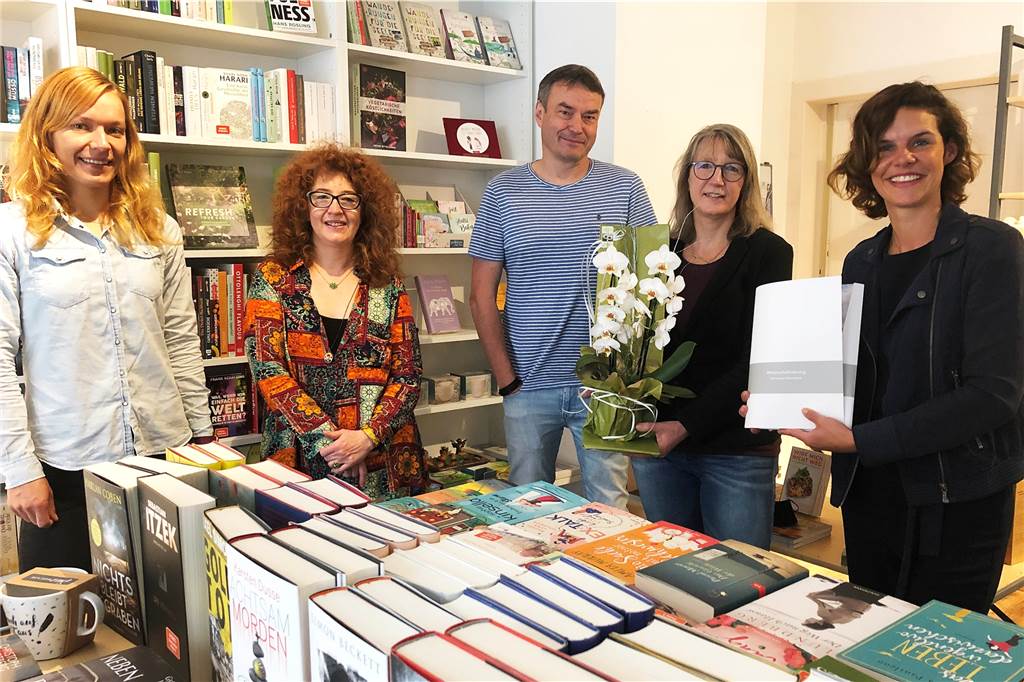 „Unverpackt und Buch“ geht am Donnerstag an den Start (mit Video) Sabrina Greiwe (r.) von der Schermbecker Wirtschaftsförderung gratulierte zum Start des neuen Geschäfts "Unverpackt und Buch" auf der Mittelstraße. V.l.: Carolin Schenk, Kirsten Wegerhoff, Oliver Jäger und Susanne Kremer.