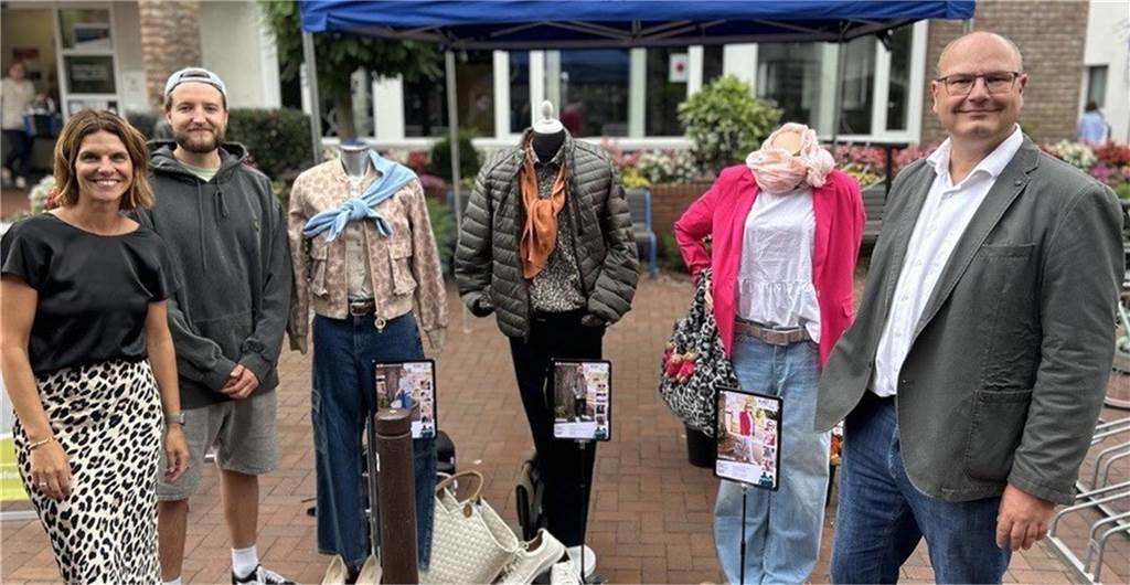 Heimatshoppen in Schermbeck: Einzelhandel stärken und erhalten Sabrina Greiwe und Jan Zajdel von der Wirtschaftsförderung und Wolfgang Lensing von der Werbegemeinschaft Schermbeck (v.l.) präsentierten erstmals die Aktion zu Schermbecks Shopping Star.