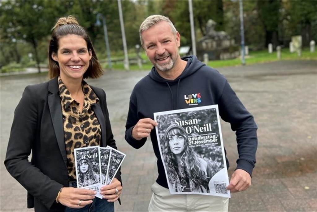 Musikalischer Hochgenuss mit Susan O’Neill Sabrina Greiwe und Mike Rexforth mit Flyern und einem Plakat