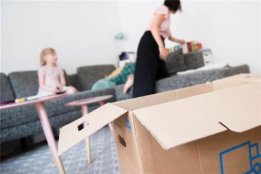 Sachen packen, alles organisieren: Ein Umzug ist für alle Beteiligten in der Familie anstrengend. Foto: Franziska Gabbert/dpa-tmn