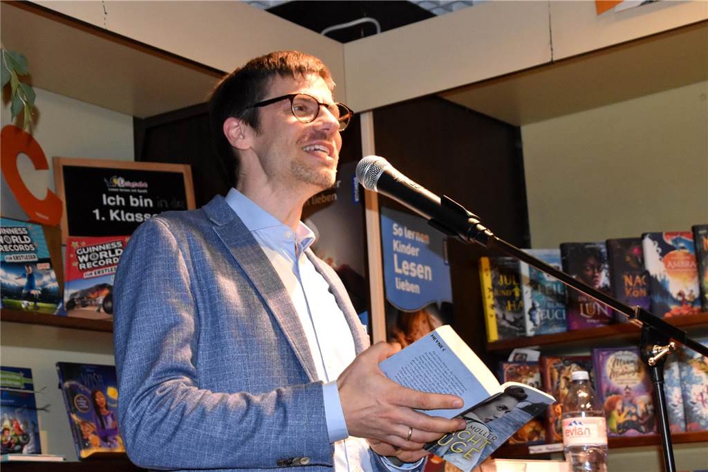 Letzte Lesung in Lippe Buchhandlung: Hoffnungsschimmer für Nachfolge Sachkundig und engagiert trug Titus Müller Fakten und historischen Gegebenheiten vor.