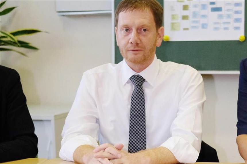 Sachsen hat mehr als ein Imageproblem Sachsens Ministerpräsident Michael Kretschmer besucht Chemnitz. Zunächst die „Oberschule am Flughafen“. Foto: Sebastian Willnow