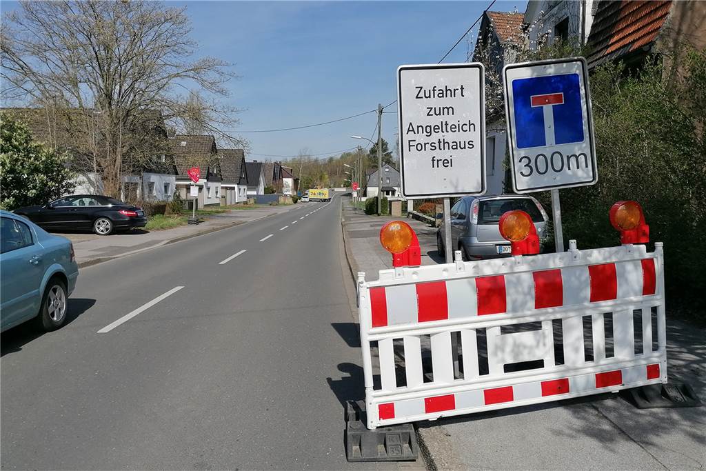 Sackgasse, für Anlieger frei: Die Verbindungsstraße Richtung Brambauer ist ab der Autobahnbrücke gesperrt. Ein Lieferfahrzeug (im Hintergrund) muss wenden.