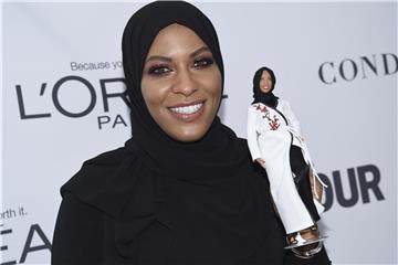 Säbelfechterin Muhammad ist begeistert von der neuen Puppe. Foto: Evan Agostini