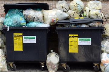 Säcke stapeln sich neben entsprechenden Müllcontainern. Foto: Ralf Hirschberger