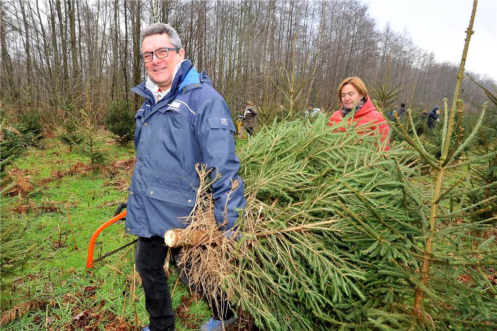 Hier können Sie in der Region Ihren Weihnachtsbaum selber sägen Säge oder Axt? Das ist eine Glaubensfrage bei privaten Weihnachtsbaumfällern. Die meisten Baumhöfe stellen Sägen zur Verfügung.