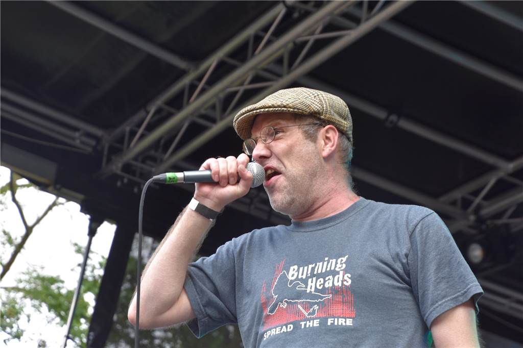 Zwei Tage musikalische Party: Lünen tanzt, feiert und singt beim Brunnenfest 2022 Sänger Enno von den Grabowskis hat den Zuschauern ordentlich eingeheizt.