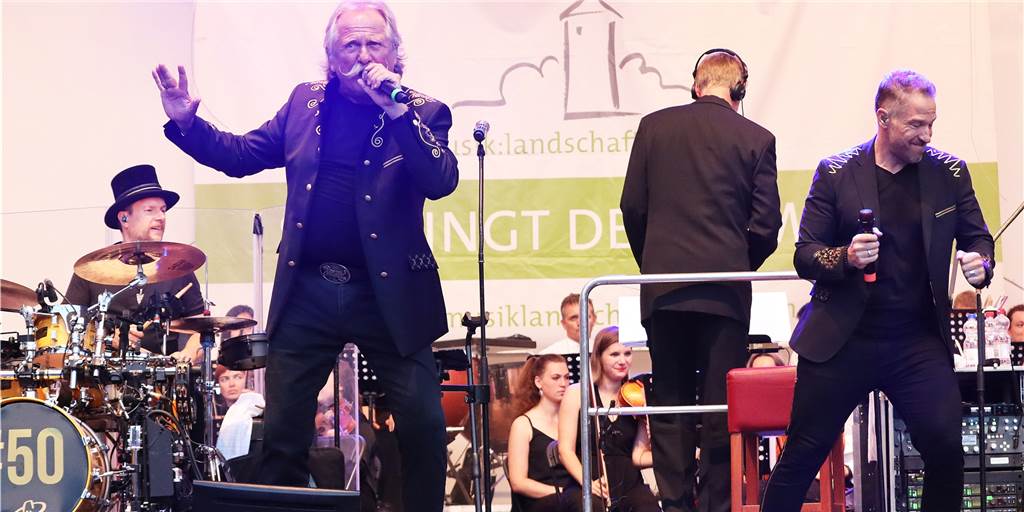 Höhner am Schloss - Henning Krautmacher: „Fühlt euch frei aufzuspringen“ Sänger Henning Krautmacher von den Höhnern begeisterte am Donnerstagabend das Publikum auf dem Raesfelder Schlosshof.