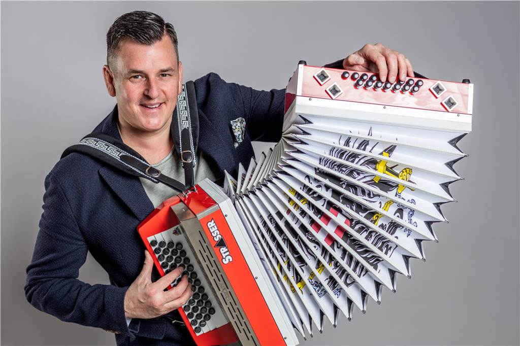 Eheleute Glowig holen Volksmusiker Marc Pircher nach Kirchhellen Sänger Marc Pircher mit seinem Markenzeichen, der Steirischen Harmonika.