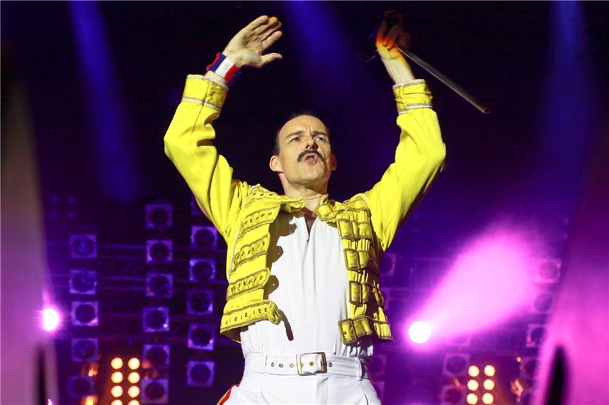 Bohemians geben Tribute-Konzert in der Stadthalle: Legende wird lebendig Sänger Rob Comber will Freddie Mercury so ähnlich wie möglich sein.