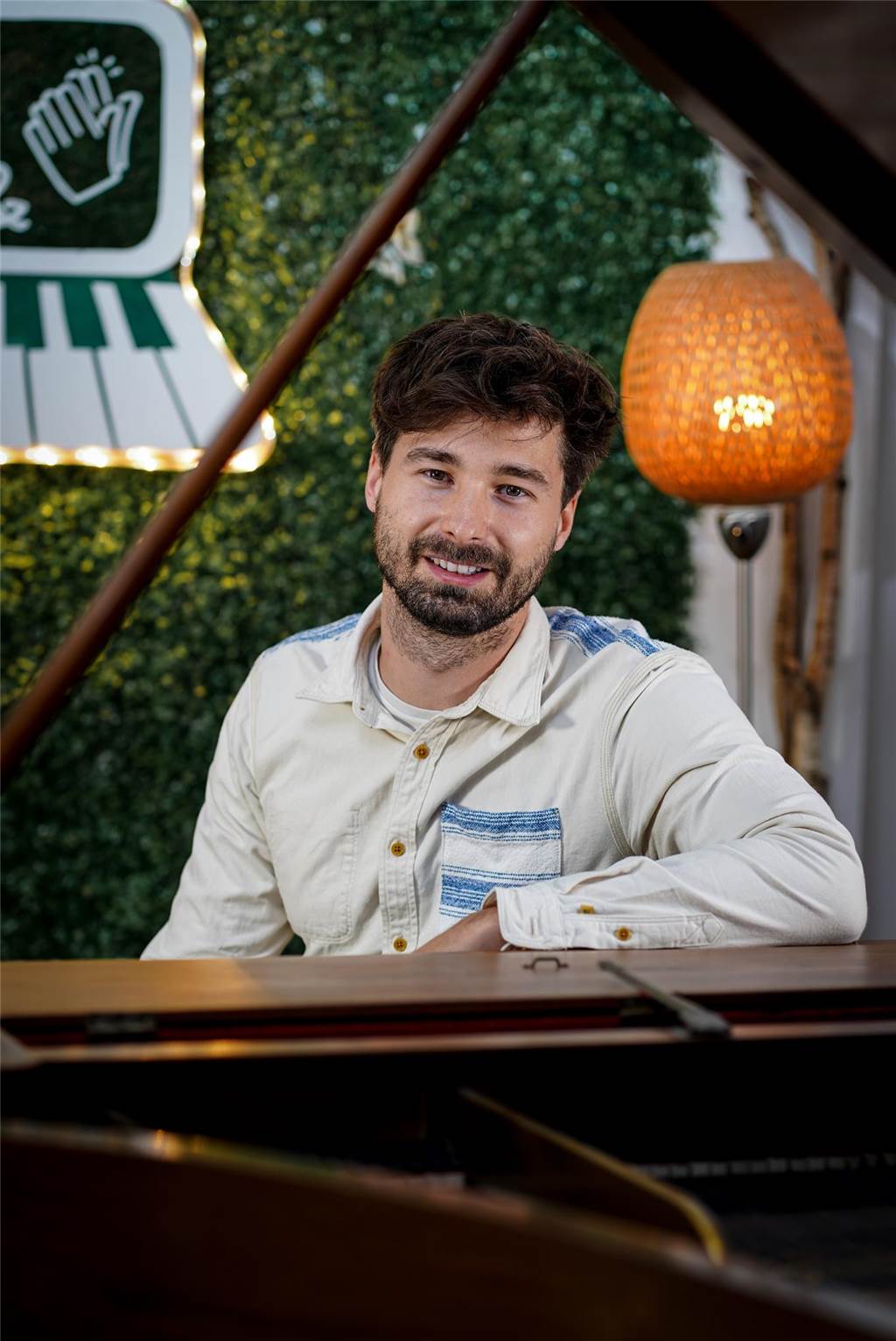 1648 - Florian Albers schreibt Musical über den 30-jährigen Krieg Sänger, Schauspieler, Komponist und Musicaldarsteller: Florian Albers arbeitet vielseitig