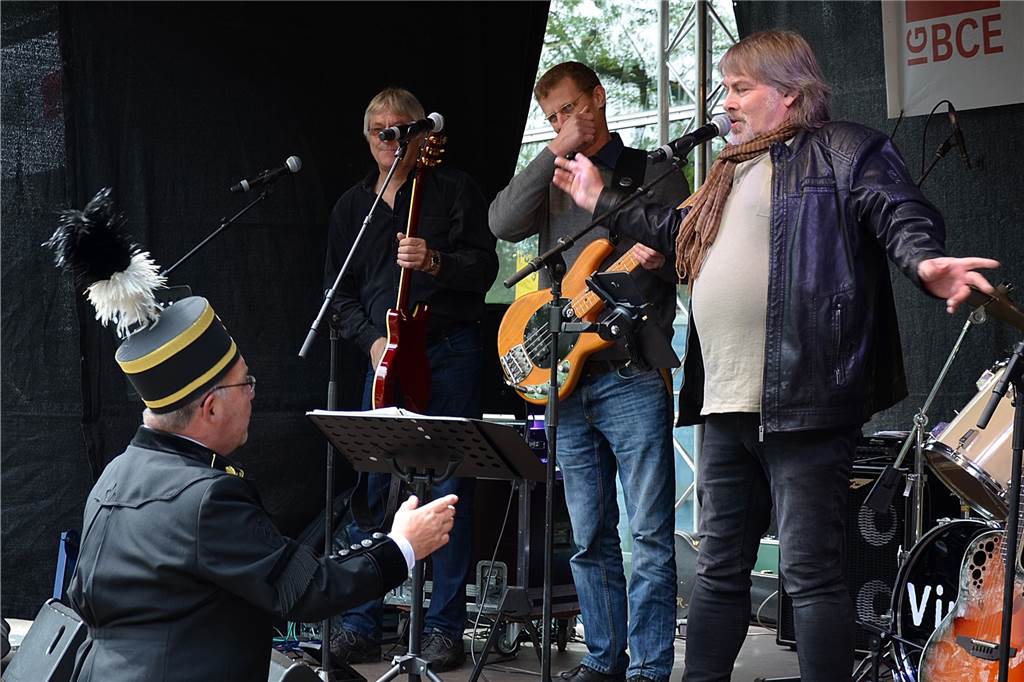 Sänger Thorsten Schmidt (rechts) wird von einem Bergmann anlässlich des diesjährigen Auftritts bei den Ruhrfestspielen Recklinghausen begrüßt.