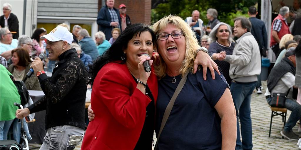„Selm trifft sich“: Viele Fotos von Neuauflage 2022 an neuem Ort Sängerin Andrea Tiamo hatte keine Mühe, die Gäste des italienischen Abends in der Selmer Altstadt zu begeistern.