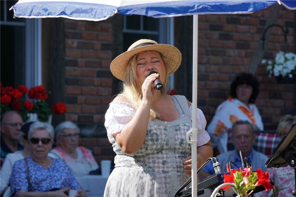 Pater Tobias bei Lesung in Werne: „War dem lieben Gott jahrelang böse“ Sängerin Linda Piotrowski untermalte die Lesung mit eindrucksvoller Stimme und gefühlvollen Liedern.