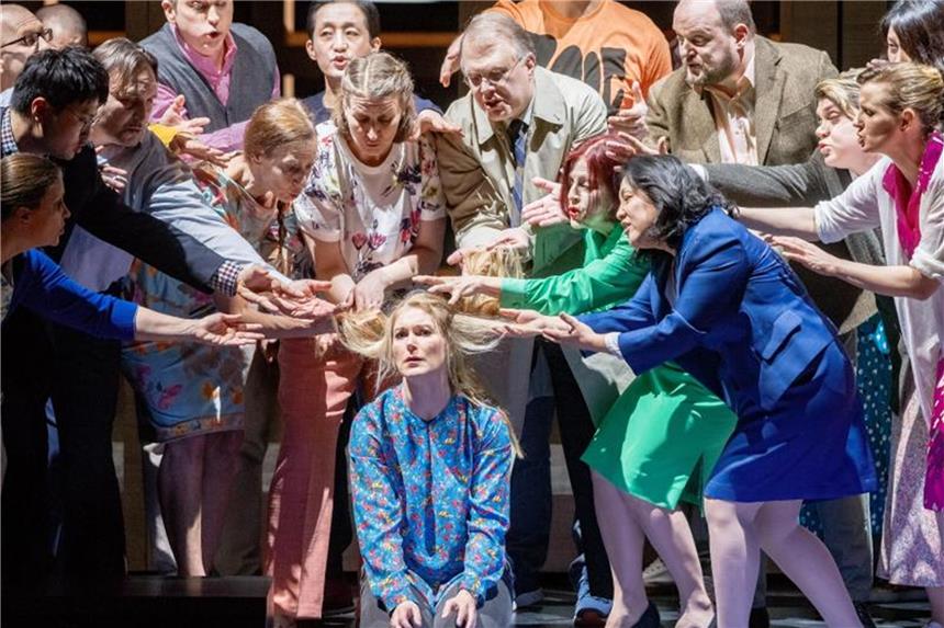 Calixto Bieito inszeniert Verdis „Requiem“ Sängerin Maria Bengtsson (M, Sopran) mit Chormitgliedern in der "Messa da Requiem". Foto: Markus Scholz
