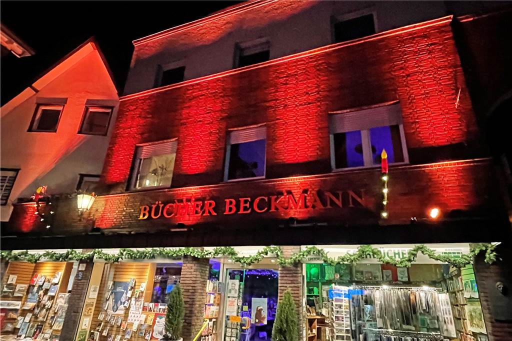 Mit Video: Die ersten Gebäude erstrahlen in effektvollem Licht Säulenartig wirkt die Illumination von Bücher Beckmann in der Magdalenenstraße.