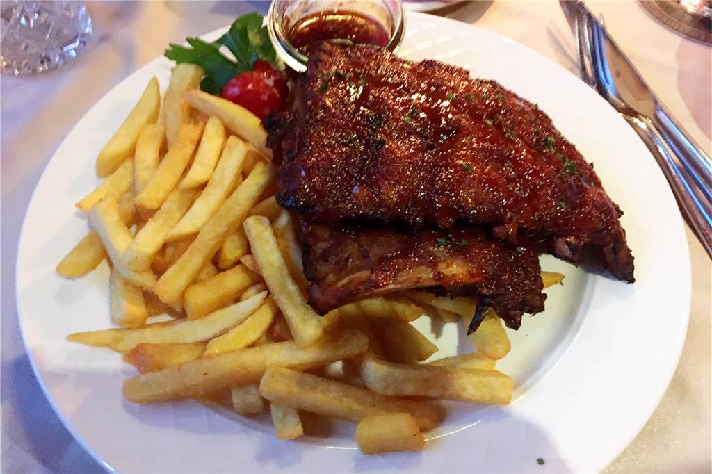 Beim Sherlock´s gibt es bestes Fleisch in toller Atmosphäre – nicht nur für Digital Natives Saftige Spare Ribs in Honig und würziger BBQ-Sauce mariniert, dazu Fried Chips.
