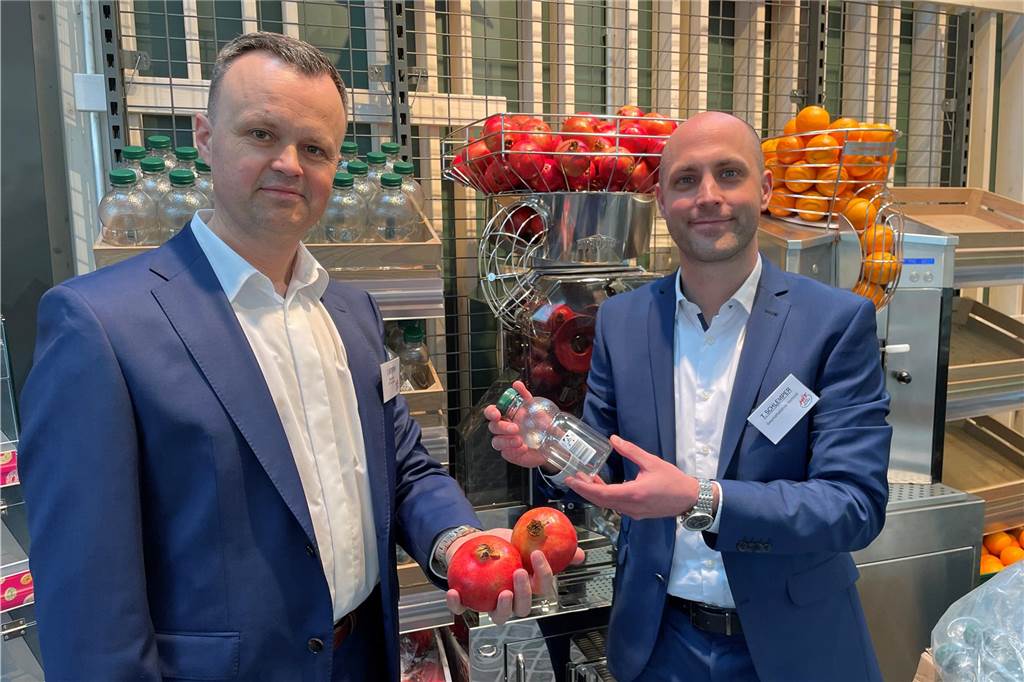 "Saftladen" - Marktleiter Igor Siemens (l.) und Vertriebs-Geschäftsführer Tobias Schlemper vor den beiden Entsaftern für Granatäpfel und Orangen.