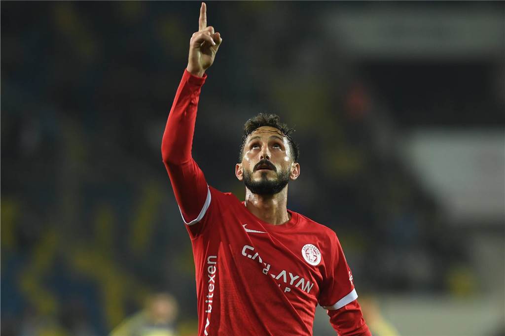 Israelischer Fußballprofi kehrt aus Türkei nach Israel zurück: Nach Festnahme Sagiv Jehezkel zeigt gen Himmel.