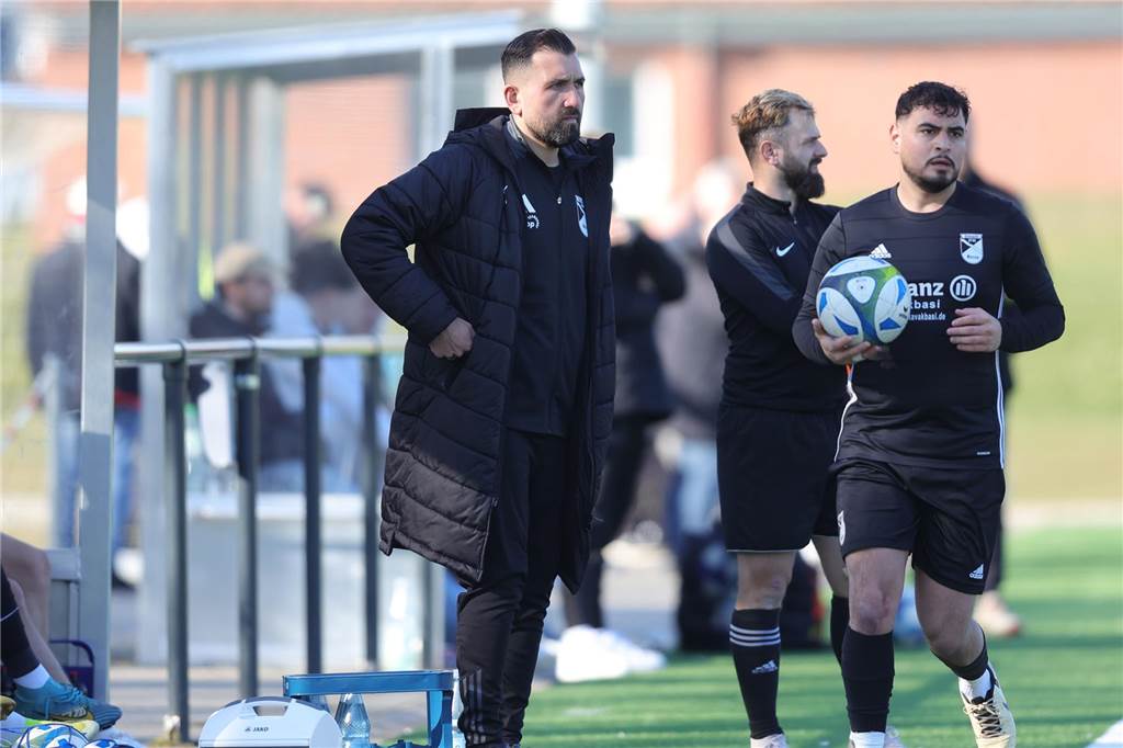 Eintracht Werne erlebt Heimspiel-Debakel gegen VfL Mark Aykut Kocabas an der Seitenlinie.