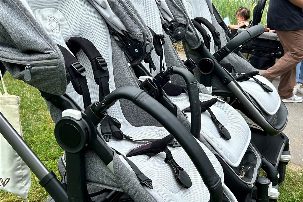 „Komme wieder“: Wüst begrüßt Mehrlinge im Ketteler Hof Kinderwagen für Drillinge